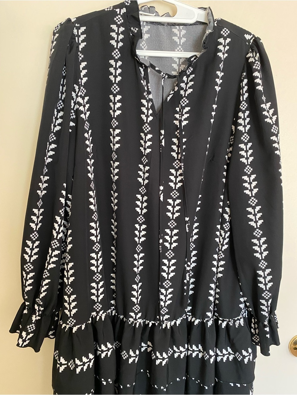 SHEIN Black and White Vertical Printed Long Sleeve Tunic
